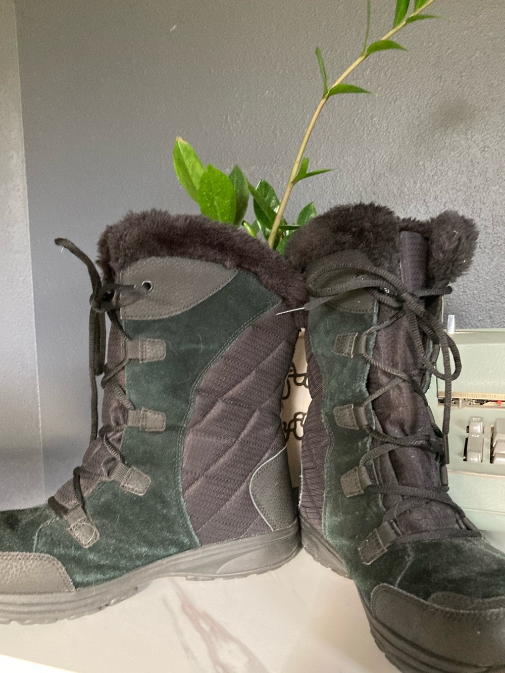 Columbia Women's Black Winter Lace-Up Fur-Trim Boots - Picture 10 of 16